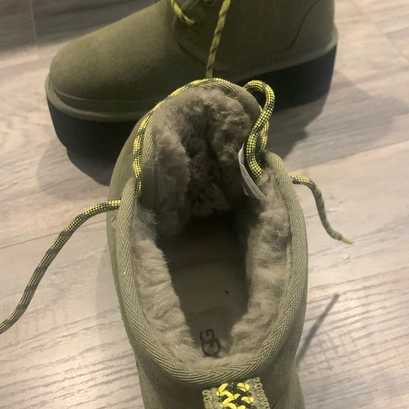 Ugg Women’s Shearling Heritage Boots - Picture 3 of 5